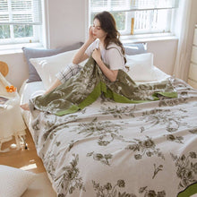 Reversible Pastoral Leaf Cotton Quilt: Medium (160 x 210 cm/ 63in x 82.7in)